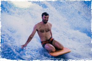 homme en bodyboard sur la vague Flowrider